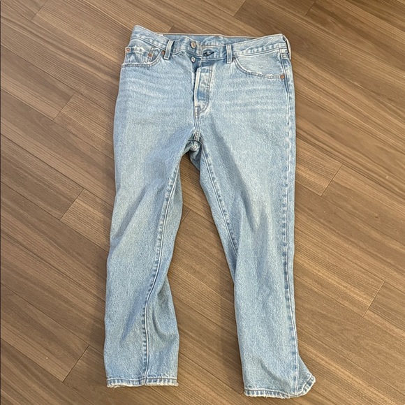 LEVIS- Classic light wash 501 women’s jeans 29x26 like new but worn a few times - Picture 1 of 2